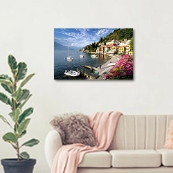 «Италия, озеро Комо» в интерьере современной светлой гостиной над диваном