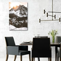 «Снежная гора в лучах заходящего солнца, Монте-Пьяна, Италия» в интерьере современной столовой с черными креслами