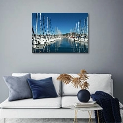 «Пристань для яхт в Средиземном море» в интерьере современной гостиной в синих тонах