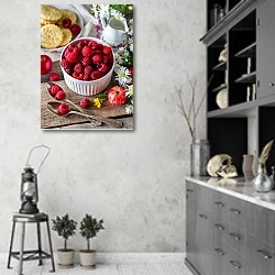 «Миска спелой малины на столе» в интерьере современной кухни в серых тонах