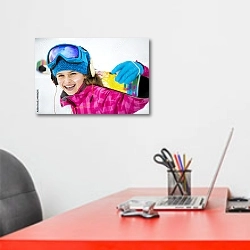 «Юная горнолыжница» в интерьере офиса над рабочим местом сотрудника