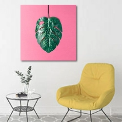 «Тропический пальмовый лист на розовом фоне» в интерьере комнаты в скандинавском стиле с желтым креслом