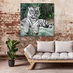 «Белый тигр» в интерьере гостиной в стиле лофт над диваном