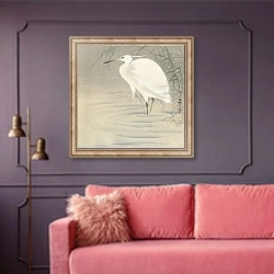 «Little egret.» в интерьере гостиной с розовым диваном