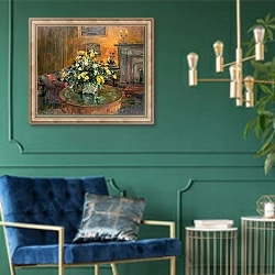 «Drum Table with Yellow Flowers» в интерьере в классическом стиле с зеленой стеной