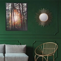 «Sunburst, 2010,» в интерьере классической гостиной с зеленой стеной над диваном