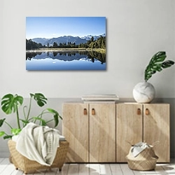 «Озере Мэтисон, Южный остров Новой Зеландии» в интерьере современной комнаты над комодом