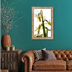 «Daffodil Stand» в интерьере гостиной с зеленой стеной над диваном