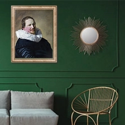 «Портрет мужчины на третьем десятке» в интерьере классической гостиной с зеленой стеной над диваном