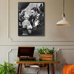 «Ann Sheridan And Errol Flynn 1» в интерьере комнаты в стиле ретро с проигрывателем виниловых пластинок