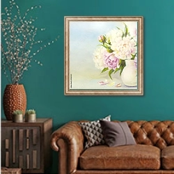 «Розовые и белые цветы пионов в белой вазе, деталь» в интерьере гостиной с зеленой стеной над диваном