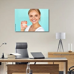 «Женщина с красивой улыбкой и здоровыми зубами» в интерьере кабинета директора над столом