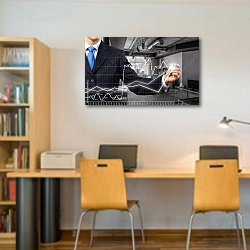 «Бизнесмен рисующий диаграмму» в интерьере офиса над рабочими столами сотрудников