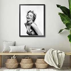 «Monroe, Marilyn 72» в интерьере комнаты в стиле ретро с плетеными корзинами