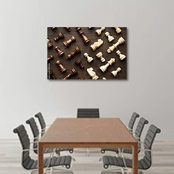 «Шахматные фигуры на деревянном столе» в интерьере конференц-зала над столом для переговоров