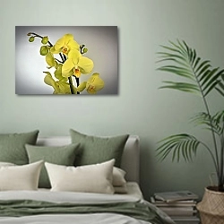 «Цветок желтой орхидеи» в интерьере современной спальни в зеленых тонах