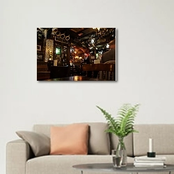 «Ирландский паб» в интерьере современной светлой гостиной над диваном