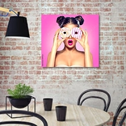 «Девушка с пончиками на глазах» в интерьере современной кухни с кирпичной стеной