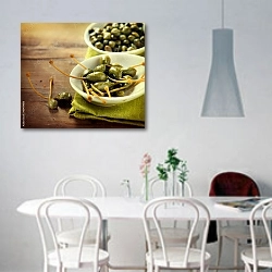 «Каперсы в чашке на деревянном столе» в интерьере светлой кухни над обеденным столом