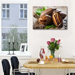 «Орех пекан» в интерьере кухни рядом с окном