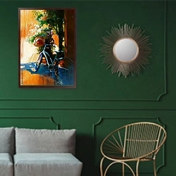 «Велосипед и старая шляпа» в интерьере классической гостиной с зеленой стеной над диваном