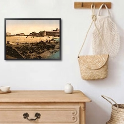 «Франция. Сен-Мало, пляж во время отлива» в интерьере в стиле ретро над комодом