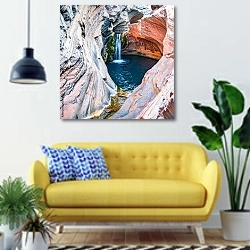 «SPA бассейн, Хамерсли ущелье, Кариджини, Австралия» в интерьере современной гостиной с желтым диваном