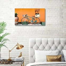 «Велосипед у оранжевой стены» в интерьере современной спальни в белом цвете с золотыми деталями