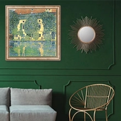 «The Schlosskammer on the Attersee III, 1910» в интерьере классической гостиной с зеленой стеной над диваном