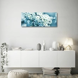 «Панорама с цветущей вишней в холодном оттенке» в интерьере стильной минималистичной гостиной в белом цвете