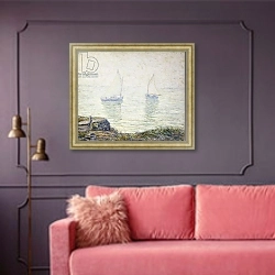 «Sailboats,» в интерьере гостиной с розовым диваном