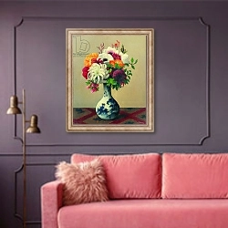 «Still Life with Flowers in a China Vase» в интерьере гостиной с розовым диваном
