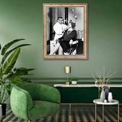 «Жена нью-йоркского миллионера у пластического хирурга. Чикаго,1927г.» в интерьере гостиной в зеленых тонах