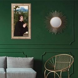 «Даритель» в интерьере классической гостиной с зеленой стеной над диваном