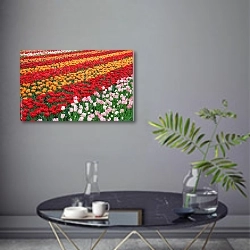 «Поле с разноцветными тюльпанами» в интерьере современной гостиной в серых тонах