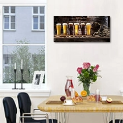 «Стаканы пива и бочонок на деревянном столе» в интерьере кухни рядом с окном