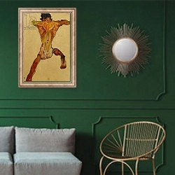 «Male Nude seen from Back; Mannlicher Ruckenakt, 1910» в интерьере классической гостиной с зеленой стеной над диваном
