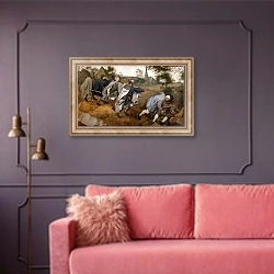 «Притча о слепых» в интерьере гостиной с розовым диваном