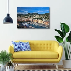 «Франция, Ницца. Порт для катеров и яхт» в интерьере современной гостиной с желтым диваном