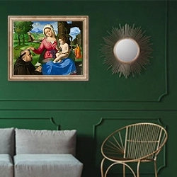 «Дева Мария и младенец с просящим» в интерьере классической гостиной с зеленой стеной над диваном