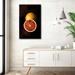 «Разрезанный красный апельсин» в интерьере комнаты в скандинавском стиле над тумбой