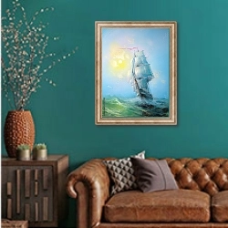 «Парусник в море на рассвете» в интерьере гостиной с зеленой стеной над диваном