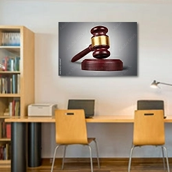 «Судебный молоток» в интерьере офиса над рабочими столами сотрудников