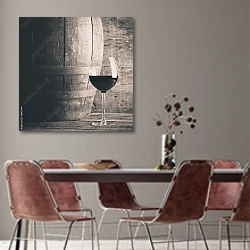«Хорошее вино. Чёрно-белое фото крупным планом» в интерьере столовой с серыми стенами