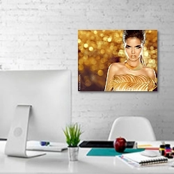 «Девушка и золотые ювелирные украшения» в интерьере светлого офиса с кирпичными стенами