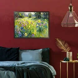«Glade blooms with irises» в интерьере спальни с акцентной стеной