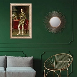 «King Philip II 1550» в интерьере классической гостиной с зеленой стеной над диваном