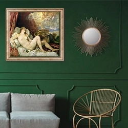 «Danae, c.1554 2» в интерьере классической гостиной с зеленой стеной над диваном