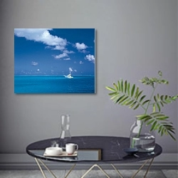 «Белая яхта в синем море» в интерьере современной гостиной в серых тонах