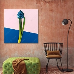 «Синий цветок на сине-розовом фоне» в интерьере комнаты в стиле поп-арт с оранжевой стеной